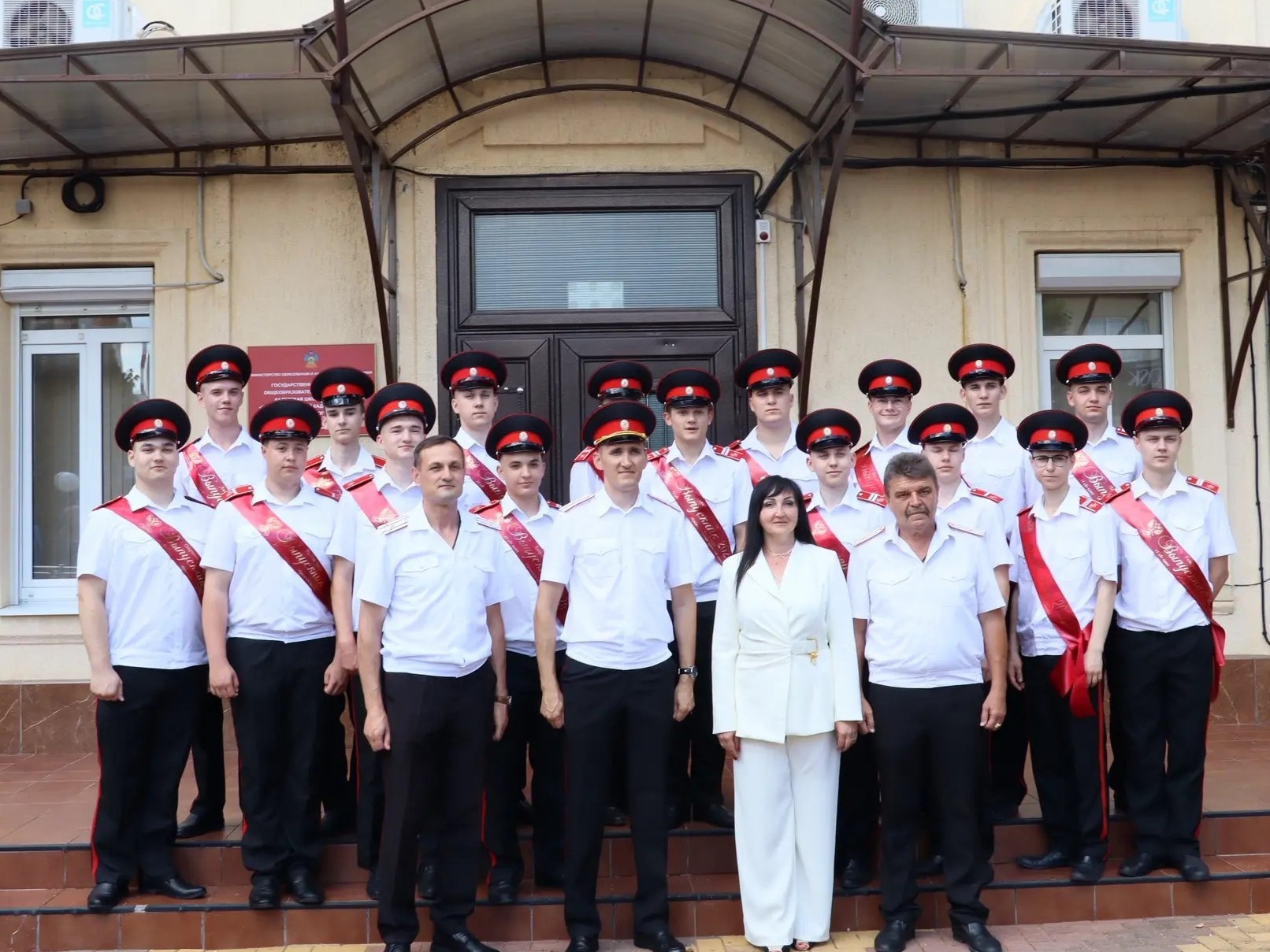 Торжественное вручение аттестатов выпускникам 11 класса.